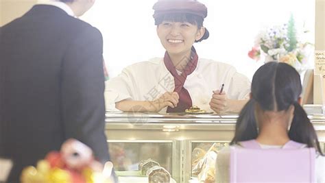 西式甜点产品饭店做兼职工作的妇女在蛋糕商店高清图片下载-正版图片502172391-摄图网