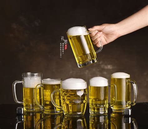 青年男性酒吧喝啤酒高清图片下载-正版图片501408891-摄图网