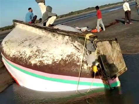 Marine police rescued fisherman | બોટમાં ફસાયેલા માછીમારને માંડવી મરીન ...