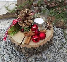 dekorieren mit holz weihnachten advent holz gesteck teelicht auf holzscheibe dekorieren mit holz weihnachten advent holz gesteck teelicht auf holzscheibe