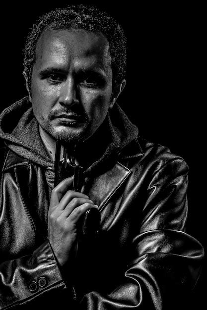 Cara armado, conceito de ladrão, homem de preto e branco | Foto Premium