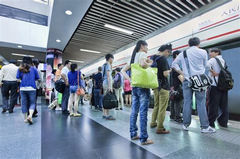 地铁站的，上海，中国通勤者 图库摄影片. 图片 包括有 地铁站的，上海，中国通勤者 - 91487267