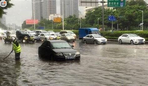 暴雨中的深圳:开车如坐船 地铁站临时关门