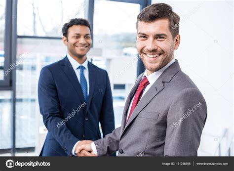 Business Man Shaking Hands 的图像结果