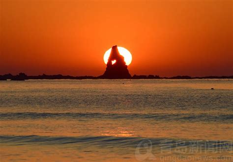 【隔屏看青岛】火红的太阳从海上冉冉升起 映红了海面和天空 - 青岛新闻网
