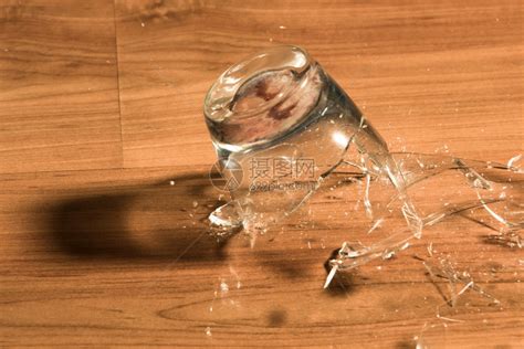 损坏的在木地板上打破玻璃杯碎的硬木高清图片下载-正版图片307678915-摄图网