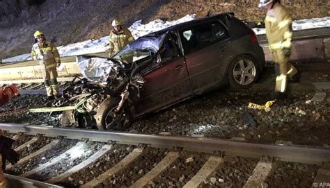 Zug erfasst Auto - UnserTirol24