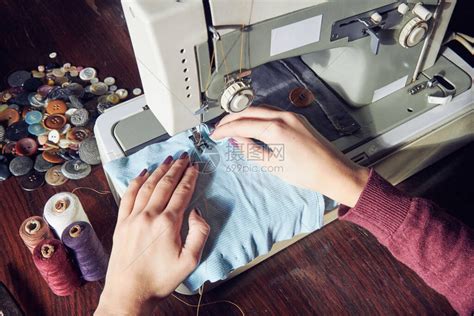 女裁缝在家中使用复古缝纫高清图片下载-正版图片504583240-摄图网