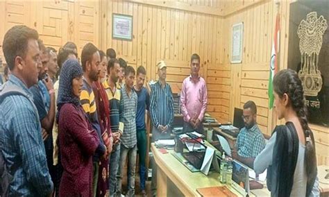 108 एम्बुलैंस की EMT की लापरवाही से मरीज की मौत, परिजनों ने ADM से ...