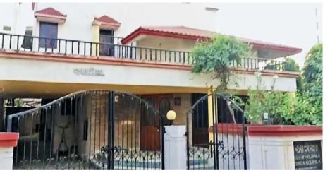 Scammer caught in luxury rented bungalow on Old Padra Road, four girls ...