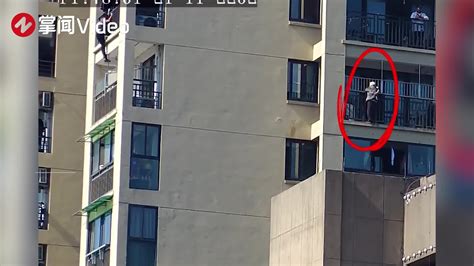 惊险！八旬老人翻出10楼阳台被困，老兵从11楼空降救人_新浪新闻