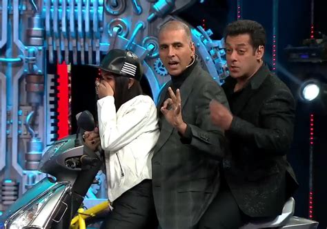 Bigg Boss 11 Finale: Akshay Kumar, Salman Khan go on a 'Dilo ka Scooter ...