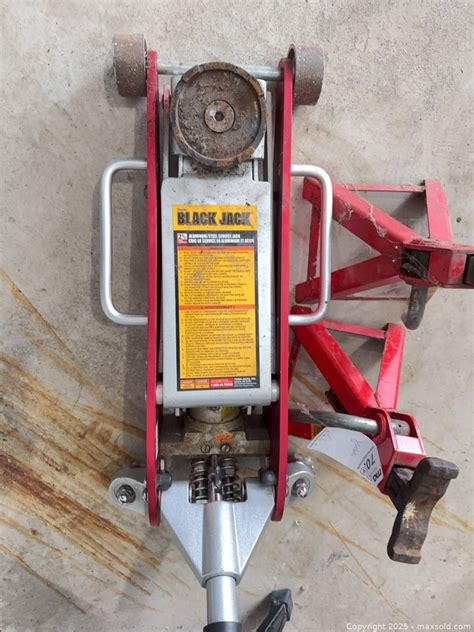 Black Jack floor jack and 2 scissor jacks | Maxsold