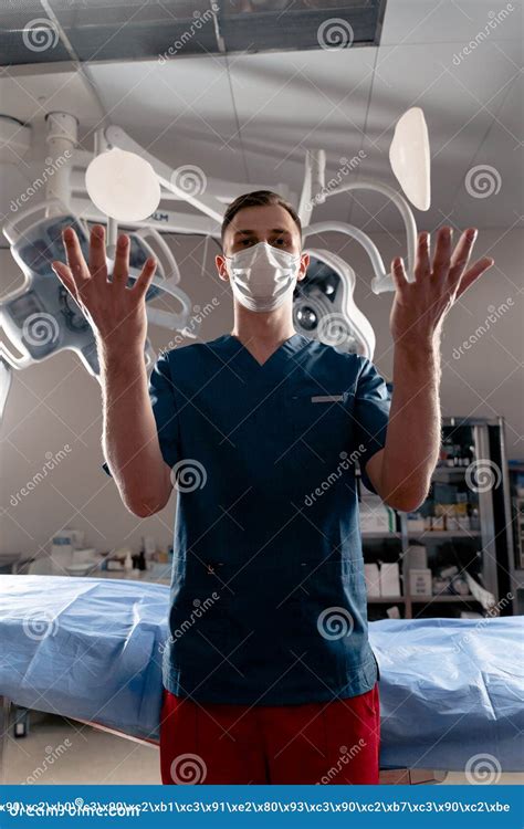 Le Chirurgien Lance Les Implants En Silicone. Augmentation Mammaire Et Chirurgie De Levage Photo ...