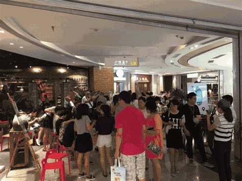 北京人民排队网红餐厅的样子 熟练得让人心疼_凤凰网