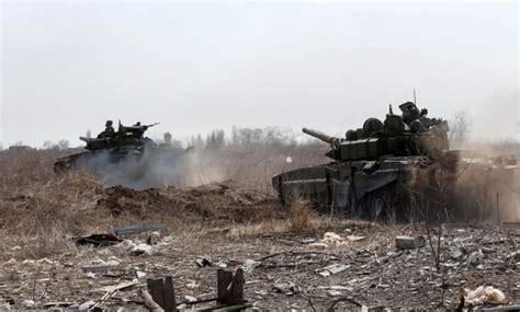 俄将给装甲车加装增强防护系统，优先运往乌战场，对我们有启示意义__财经头条