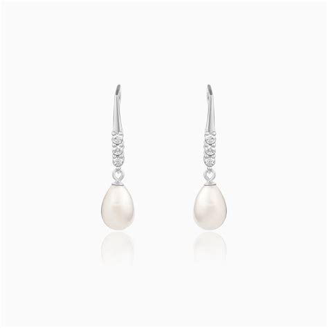 Anushka Sharma Silver White Pearl Moon Necklace – GIVA Jewellery