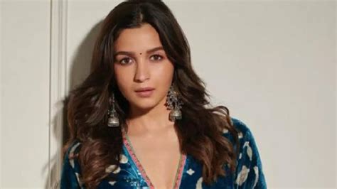 Alia Bhatt hides her baby bump in oversized ethnic wear but it's her ...