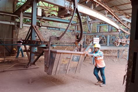 झारखंड में बॉक्साइट खनन से बंजर होती आदिवासियों की कृषि भूमि, गिरता ...