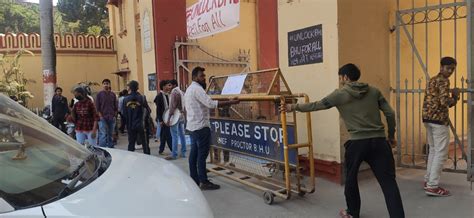 BHU सिंह द्वार पर छात्रों का प्रदर्शन जारी, चीफ प्राक्टर के आश्वासन के ...