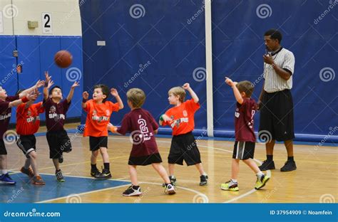 Kids Playing Basketball Match Editorial Stock Image - Image: 37954909
