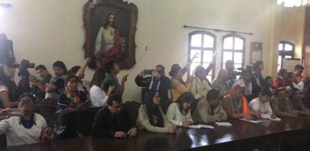 Los indígenas ecuatorianos presentan un plan alternativo al del FMI