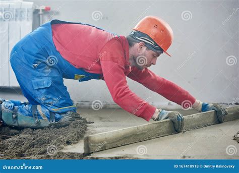 Worker Screeding Indoor Cement Floor with Screed Stock Illustration ...