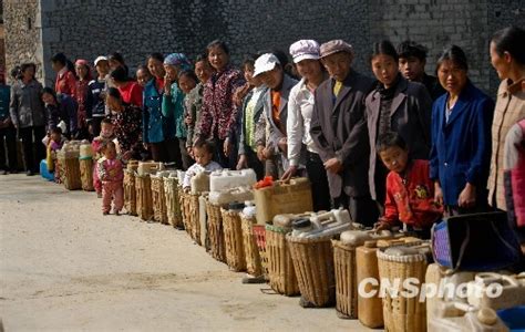 图：60年不遇大旱席卷云南 村民排队取水-搜狐新闻