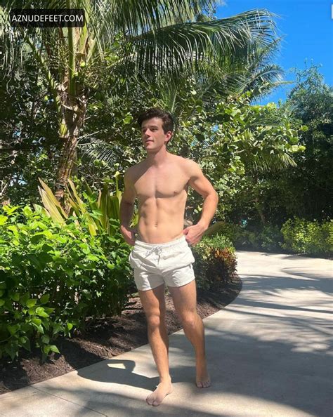 ELLIOTT BRADY Feet - AZNudeFeet Men