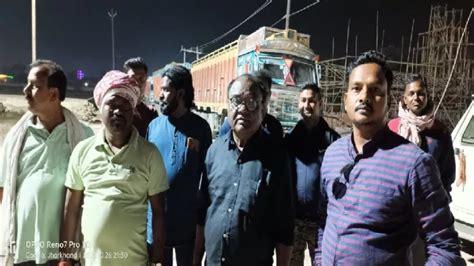 Godda News: जर्जर सड़कों पर स्टोन चिप्स लेकर जा रहे सात ट्रकों को ...