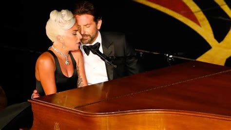 Lady Gaga and Bradley Cooper perform 'Shallow'