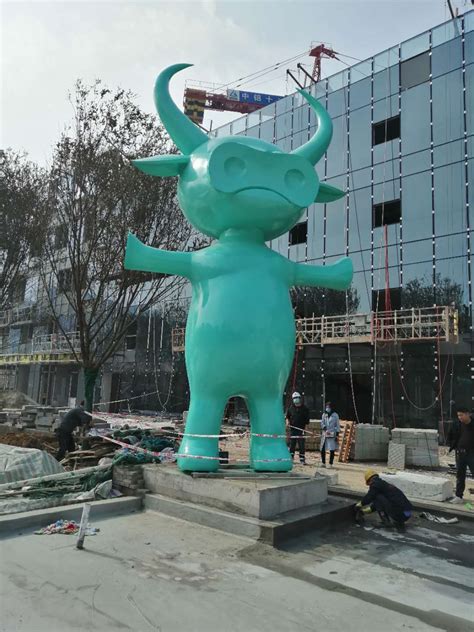 不锈钢金融牛雕塑6.8米高