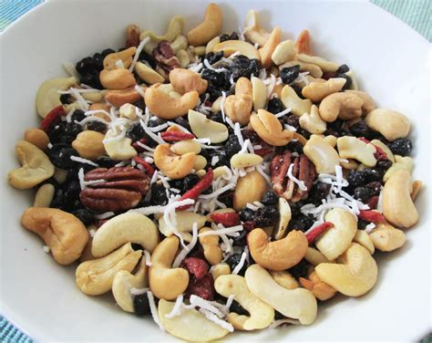Healthy Homemade Trail Mix RecipeRobins Key