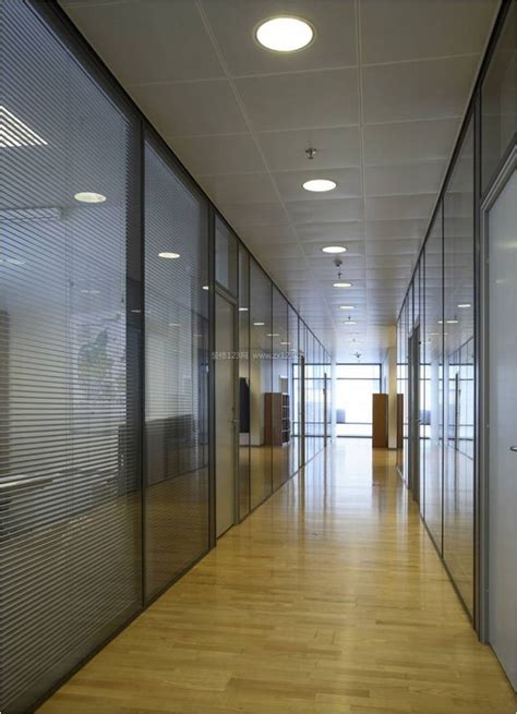 2023小型现代办公室玻璃隔断墙设计效果图_装信通网效果图