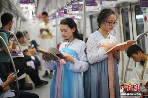 在宁波遇见时尚，地铁汉服大秀展现传统与时尚交融之美_腾讯新闻