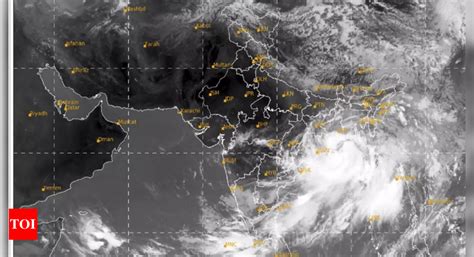 Thousands flee as cyclone heads towards Bangladesh - Times of India