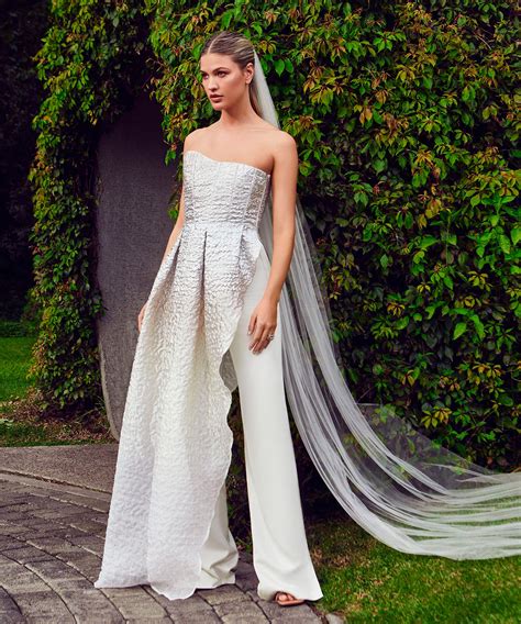 Not traditional wedding dress | Beachweddingtips.com