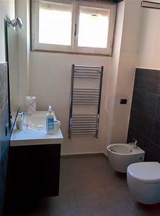 altezza mattonelle bagno bagno secondario con rivestimento a parete a media altezza altezza mattonelle bagno bagno secondario con rivestimento a parete a media altezza