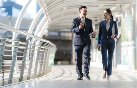 Business People Walking Past Each Other 的图像结果