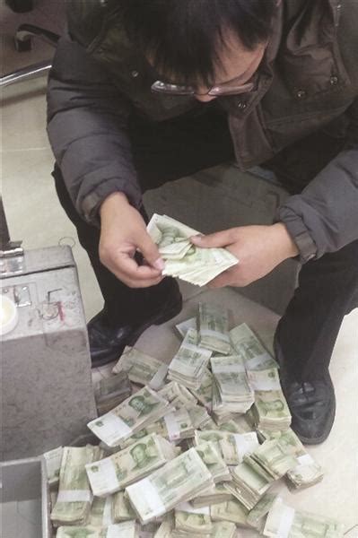男子运15万张纸币存银行 摞起来有30层楼高(图)_央广网