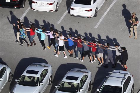 美国高中枪击案17死，学生开始以为是“恶作剧”_凤凰网