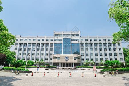 这所大学的校门花费3000万，长300米，堪称“亚洲第一门”_南昌