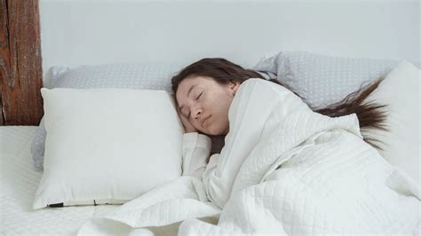 Choosing The Perfect Pillow For Better Sleep | Storables