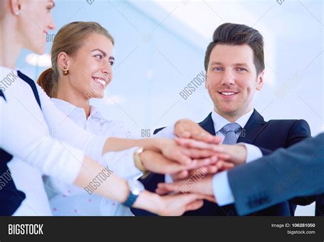 Square Image of Business People 的图像结果