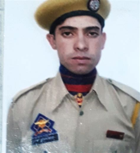 Cop who died fighting terrorists after Pulwama attack among gallantry ...