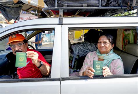 Pakistani nationals continue to return home through Attari-Wagah border ...