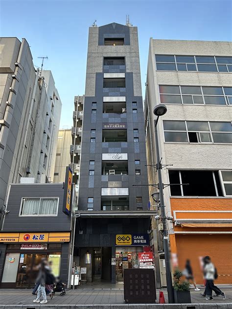 ABC大宮院は大宮駅徒歩2分、一番街看板の向かい、松屋とパチンコ店の間、1階にGEOが入る中西ビル6階にあります。