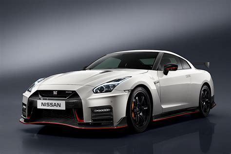 Nissan Unveils 2017 GT-R Nismo At Nurburgring, Comes With 600 HP ...