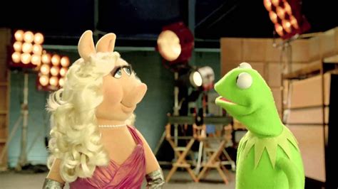 Download Miss Piggy And Kermit The Frog Wallpaper | Wallpapers.com