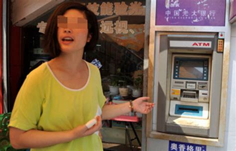 [视频]女子ATM上取钱时遭200伏电击 指甲盖断裂 - 社会民生 - 红网视听
